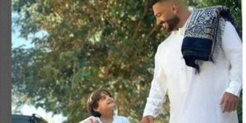 «كنا بنصلي الجمعة».. تامر حسني وابنه يظهران بالجلابية البيضاء