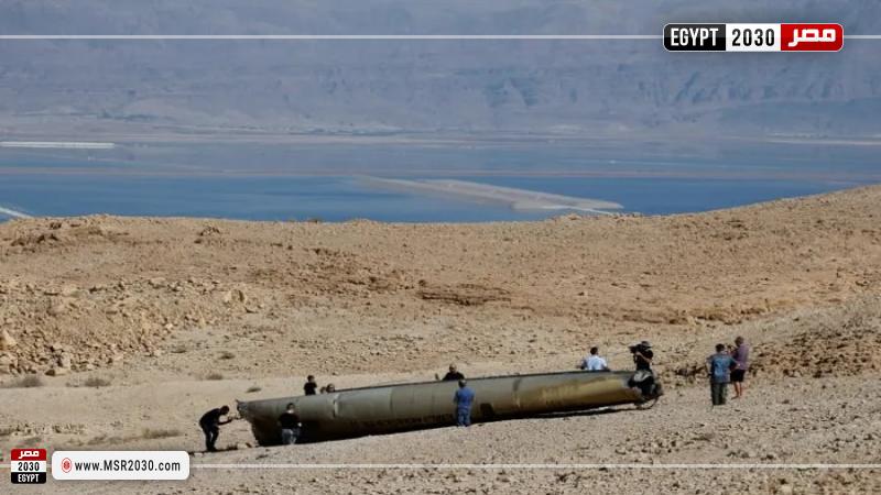إسرائيليون يفحصون بقايا صاروخ باليستي إيراني