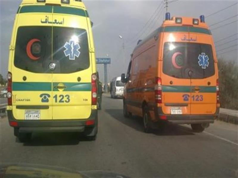 الاسعاف تنقل المصابين 