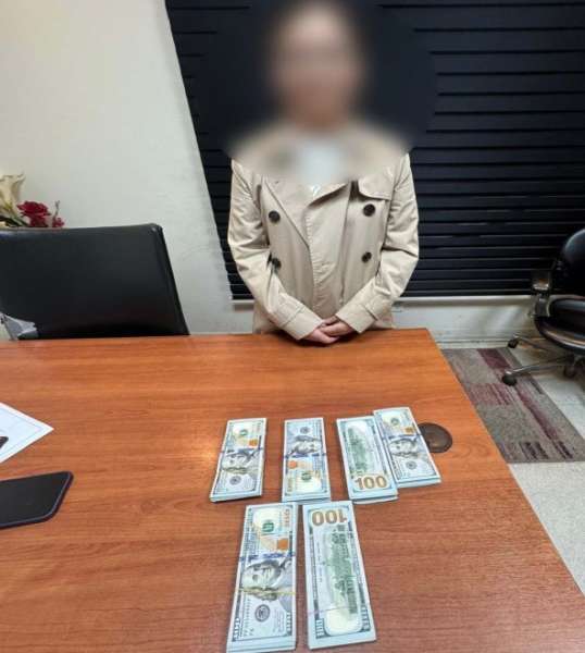 المتهمة بحوزتها الاموال المضبوطة 