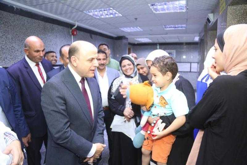 محافظ كفرالشيخ يطمئن على الأشقاء الفلسطينيين بمستشفى العبور بعاصمة المحافظة .. موجهًا برعايتهم