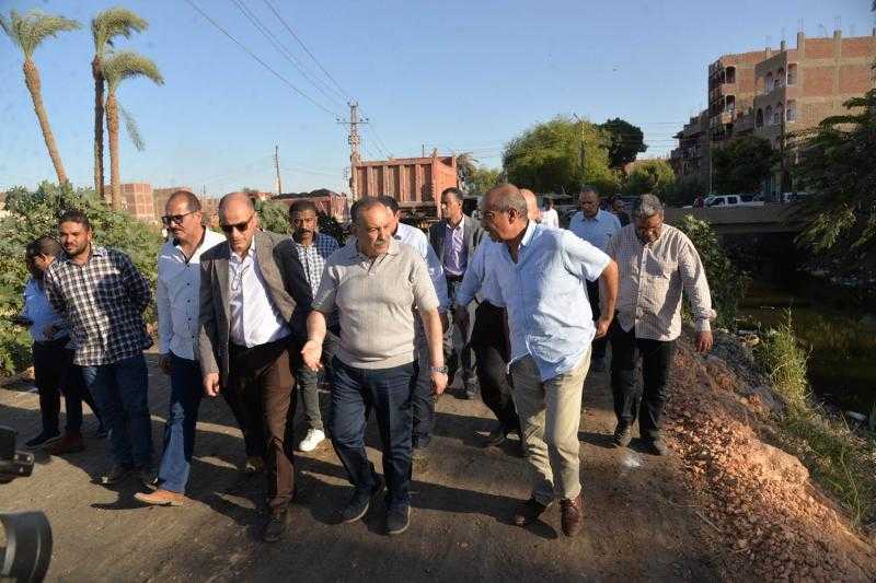 محافظ أسيوط يتفقد أعمال رصف طريق أبنوب – العوامر بطول 2.2 كم ويوجه بمراعاة الجودة في التنفيذ