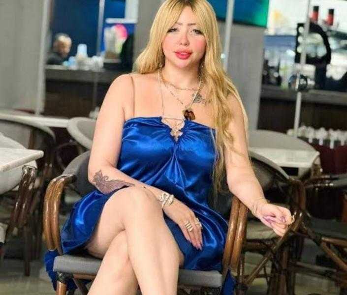 الراقصة بوسي تغادر قسم المقطم بعد اتهامها بنشر فيديوهات خادشة للحياء