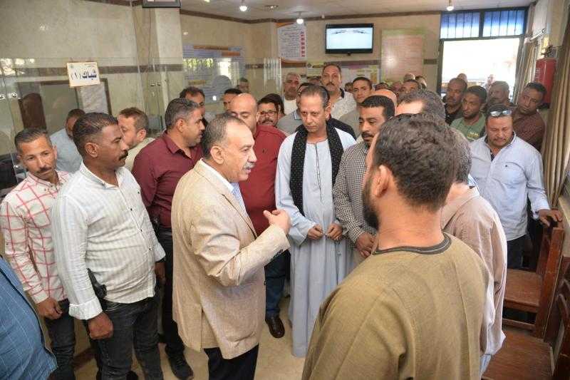 محافظ أسيوط يلتقي المواطنين بالمركز التكنولوجي بساحل سليم ويوجه بتيسير الإجراءات بملفي التقنين والتصالح