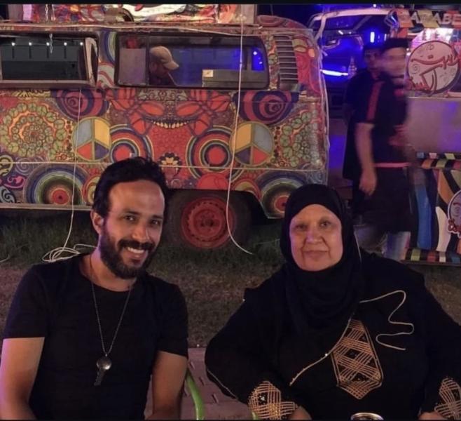 أحمد عصام َوالدته