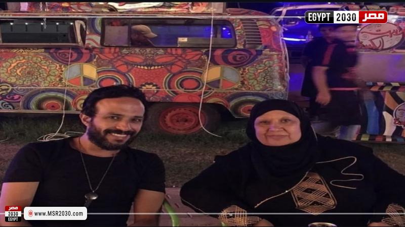 أحمد عصام َوالدته