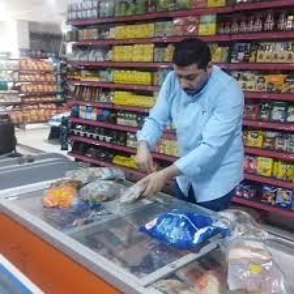 إغلاق سوبر ماركت شهير بعد بلاغات بوجود أطعمة ومنتجات فاسدة بداخله بالتجمع الأول