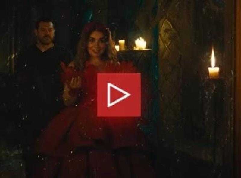 عمرو يوسف ومي عز الدين في برومو مسرحية ”قلبي وأشباحه”