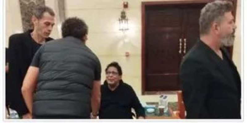 محمد منير في عزاء والدة أحمد عصام