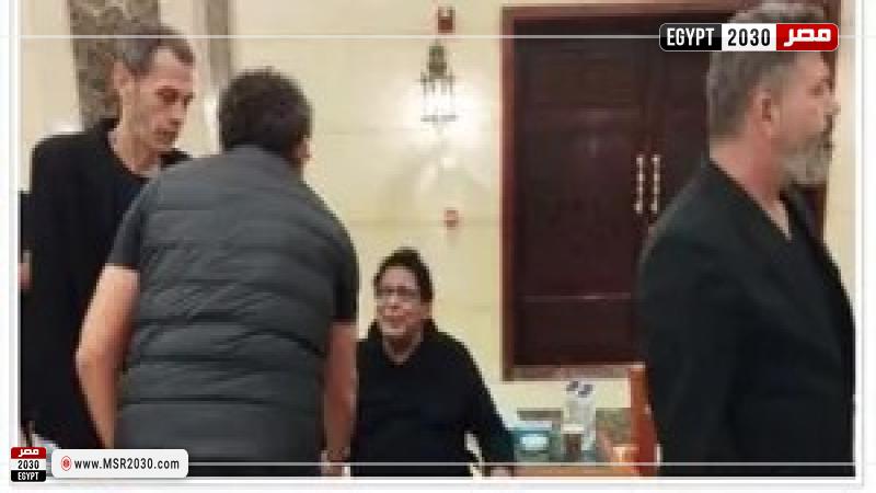 محمد منير في عزاء والدة أحمد عصام