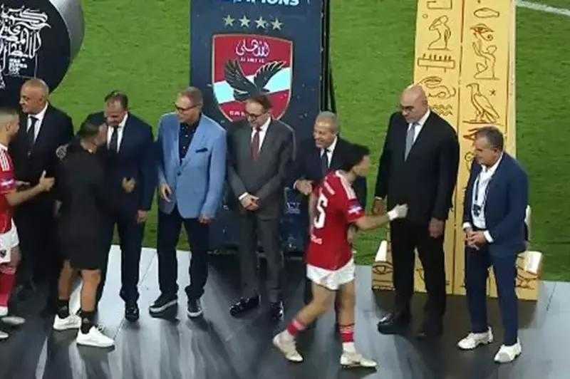 هشام نصر يؤازر لاعبي الزمالك في المران الأول قبل مواجهة بيراميدز بالسوبر