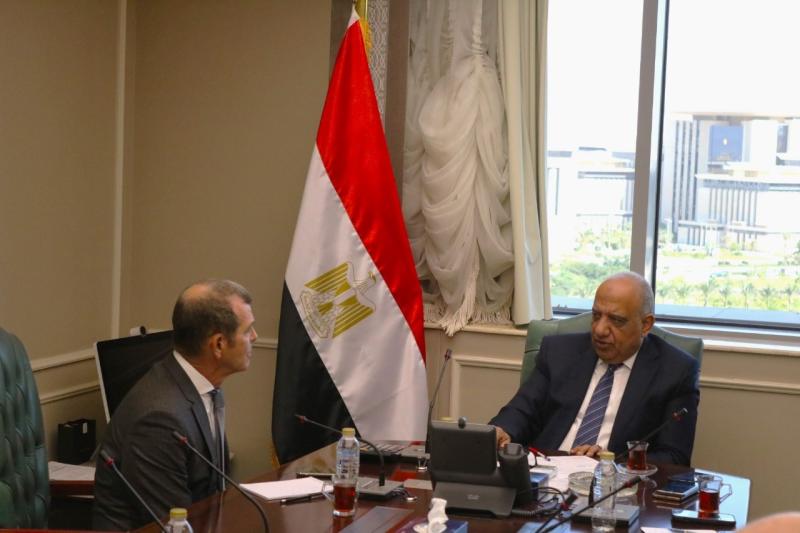 وزير الكهرباء يبحث مع الشركة العربية للهندسة خفض استهلاك الوقود بمحطات التوليد