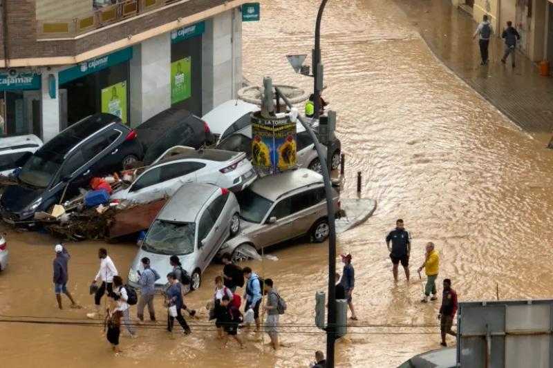 ارتفاع عدد ضحايا الفيضانات المدمرة بإسبانيا إلى 213 شخصًا