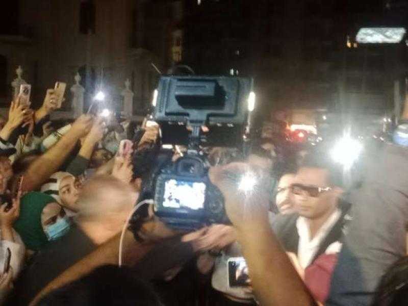 محمد رمضان ودنيا وإيمي سمير غانم يصلون إلى عزاء مصطفى فهمي