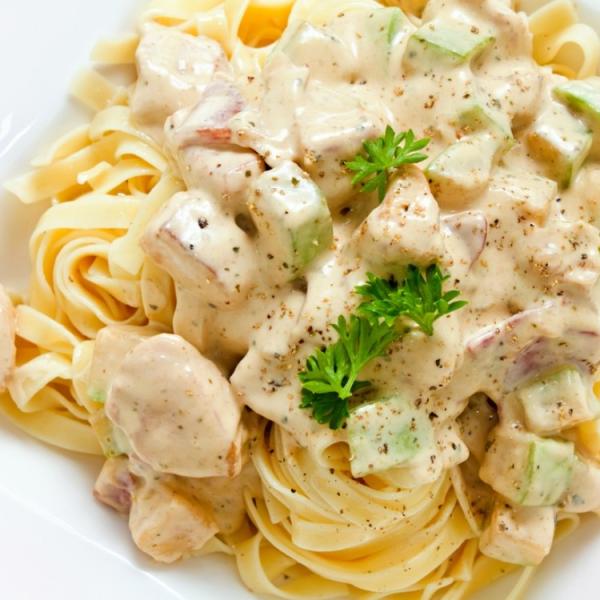 مكرونة بالصوص الأبيض 