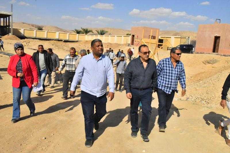 محافظ أسيوط يتفقد أعمال إنشاء السوق الحضري بقرية الكوم الأحمر بالبدارى