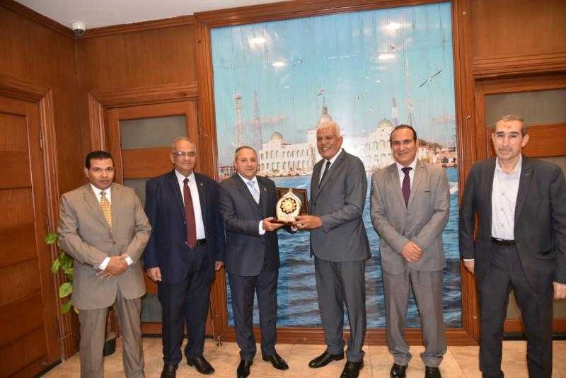 محافظ بورسعيد يستقبل نقيب عام الزراعيين و الوفد المرافق لبحث سبل التعاون