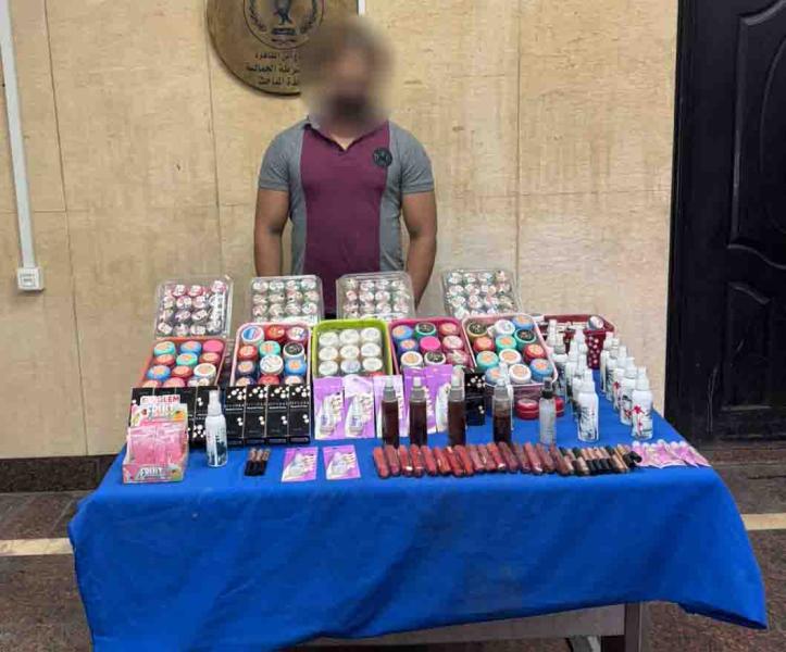 المتهم بحوزة المضبوطات 