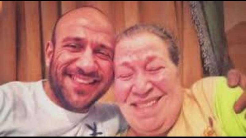 أحمد مكي ووالدته