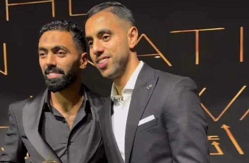 «عناق أنهى الأزمة».. تصالح حسين الشحات والشيبي في حفل جوائز الأفضل