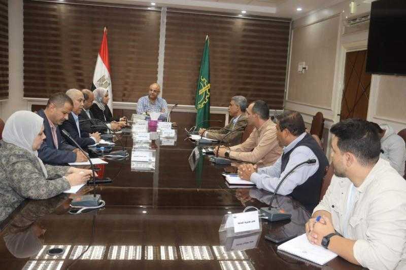محافظ القليوبية يدفع بقوة لتنفيذ مشروع الأتوبيس الترددي ويشدد على إزالة المعوقات