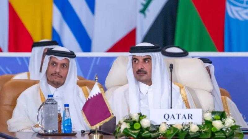 أمير قطر يغادر الرياض دون إلقاء كلمة بالقمة العربية الإسلامية