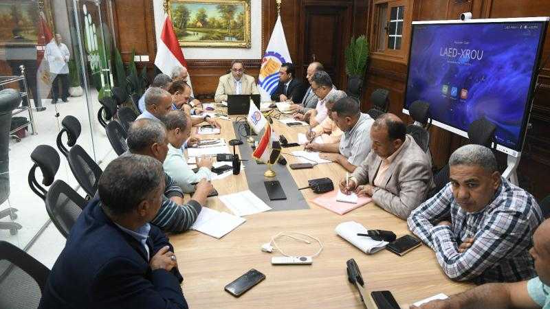 محافظ قنا يعقد اجتماعًا موسعا لمتابعة تنفيذ تكليفات مجلس المحافظين الأخير