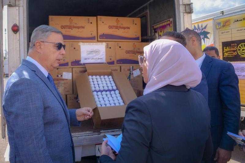 محافظ الإسكندرية يتفقد اصطفاف السيارات المتنقلة لبيع بيض المائدة بسعر 150 جنيها للكرتونة