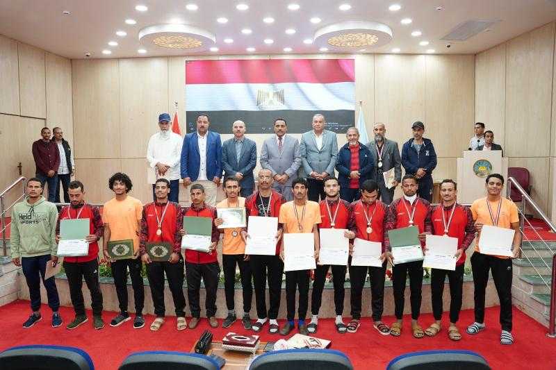 شعيب يكرم فريق مطروح لكرة القدم لضعف السمع والصم