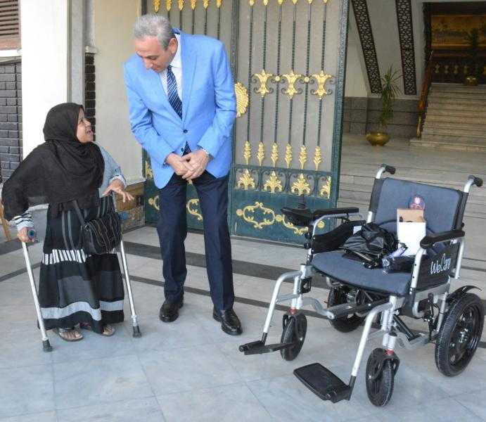 محافظ الغربية يحقق حلم سيدة من ذوي الهمم ويوفر لها كرسيًا كهربائيًا بعد لقائه بها