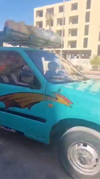 رصد طفل يقود سيارة بالبحر الأحمر