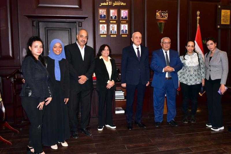 محافظ الأقصر يلتقي فريق مشروع ”ابنتي الغالية”