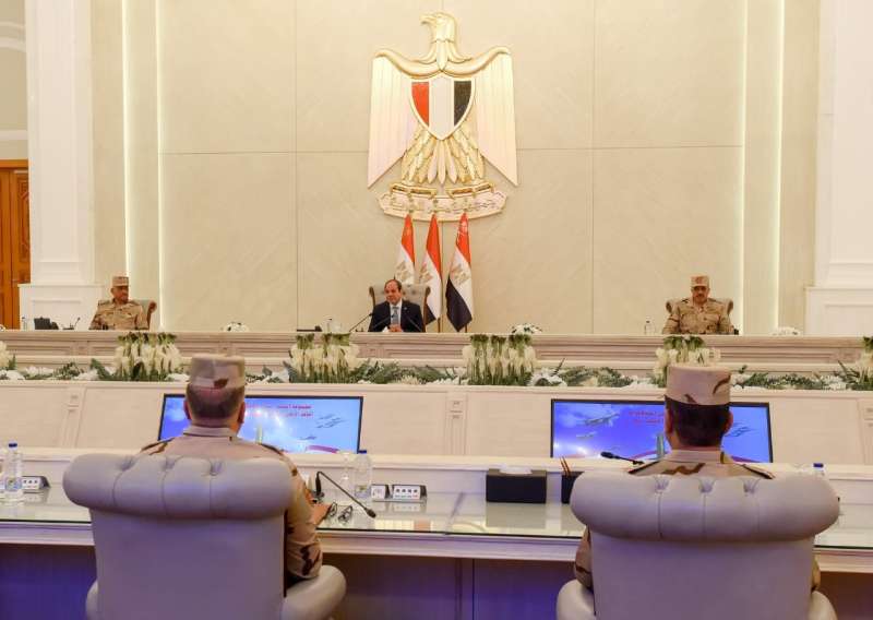 الرئيس السيسي يلتقي عددًا من قادة القوات المسلحة بمقر القيادة الاستراتيجية بالعاصمة الإدارية الجديدة