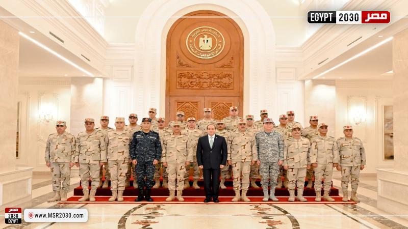 الرئيس السيسي يلتقي عددًا من قادة القوات المسلحة بمقر القيادة الاستراتيجية بالعاصمة الإدارية الجديدة