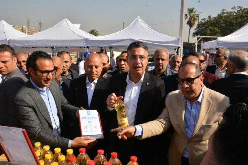 وزير التموين والتجارة الداخلية يفتتح سوق اليوم الواحد في حلوان