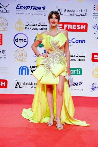 حسناء سيف الدين تخطف الأنظار بإطلالة جريئة في ختام مهرجان القاهرة السينمائي