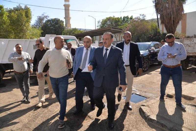 محافظ أسيوط يتفقد شركة إصلاح السيارت ويشهد اصطفاف 14 سيارة بعد صيانتها ورفع كفاءتها
