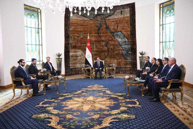 السيسي يستعرض مع رئيس المنتدى الاقتصادي العالمي الجهود التنموية التي تنفذها مصر