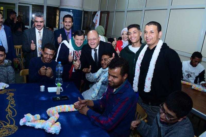 رئيس جامعة سوهاج يتفقد تدريبات ذوي الهمم بمركز الحرف ويشيد بما انتجوه من مشغولات يدوية متميزة