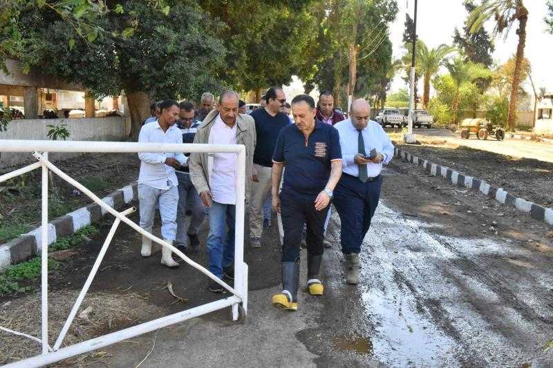 محافظ أسيوط يتفقد محطة أبنوب الحمام للثروة الحيوانية ويوجه بإستمرار توفير الرعاية البيطرية الدورية للماشية