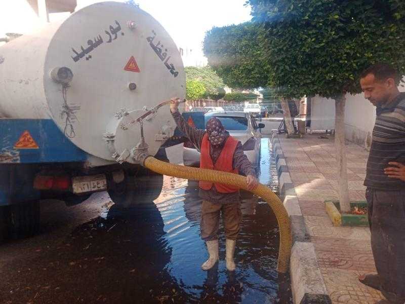 انتشار معدات وسيارات شفط وسحب مياه الأمطار والأطقم الفنية العاملة عليها بجميع أحياء محافظة بورسعيد