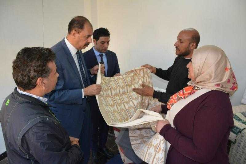 محافظ سوهاج يتفقد البازارات المخصصة لعرض منتجات التلي والنسيج بمرسى ناصر السياحي