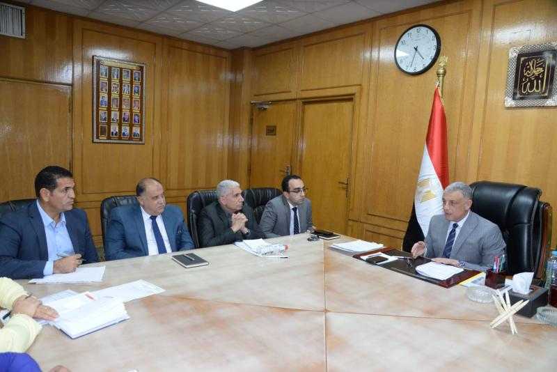 محافظ الإسماعيلية يناقش استعدادات مديرية التموين بالإسماعيلية لإقامة سوق اليوم الواحد