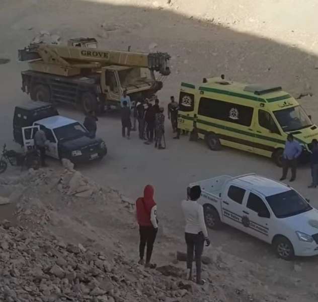 انتشال جثامين شخصين من  أسفل الجبل المنهار بالوادى الجديد 