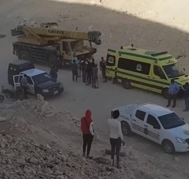 انتشال جثامين شخصين من  أسفل الجبل المنهار بالوادى الجديد