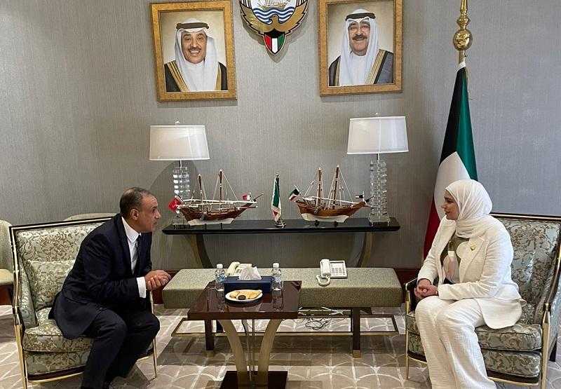 وزير الخارجية والهجرة يلتقي مع وزيرة المالية الكويتية