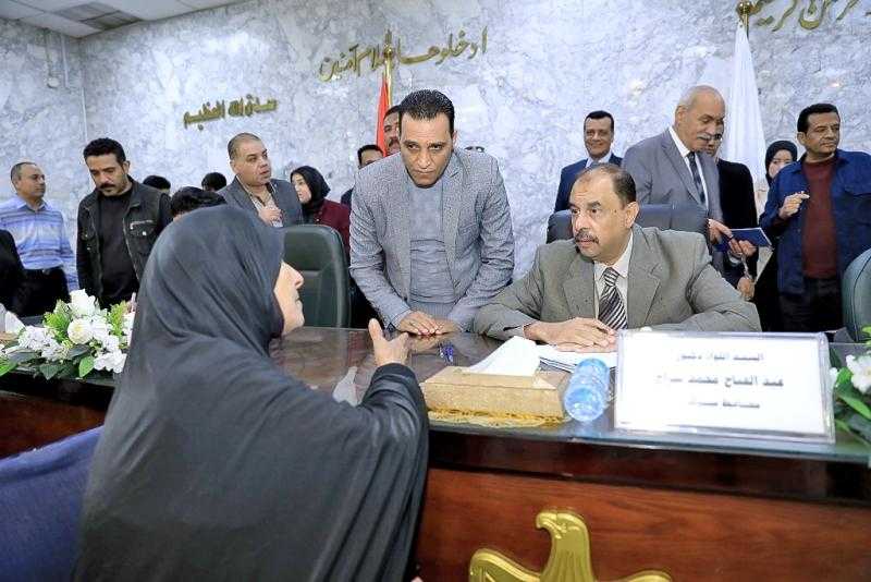 محافظ سوهاج يعقد اللقاء الجماهيري الأسبوعي للاستماع لمطالب واحتياجات المواطنين