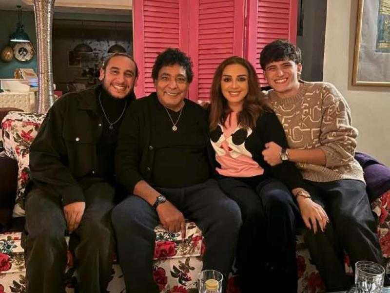 محمد منير يشكر أنغام على زيارتها له بعد وعكته الصحية