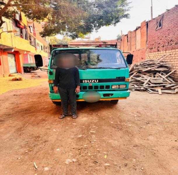 مصرع شاب دهسه سائق سيارة نصف نقل أثناء عبوره الطريق بالسلام