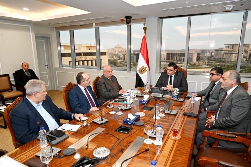 وزير الإسكان يستعرض التقنيات الحديثة المستخدمة فى مجال التحلية وإمكانية الاستفادة منها